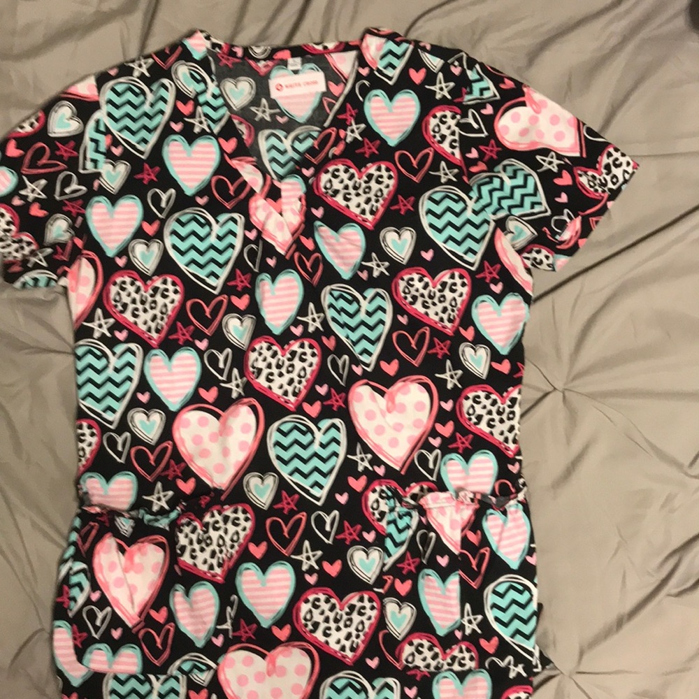 Black scrub top with hearts - size small